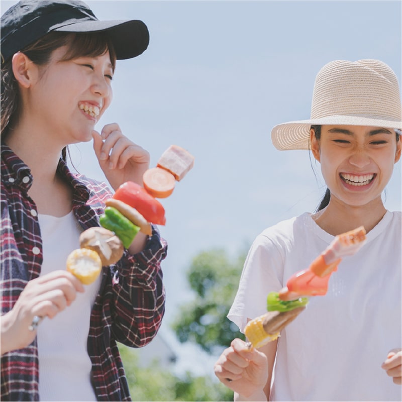 バベキューを楽しむ女子