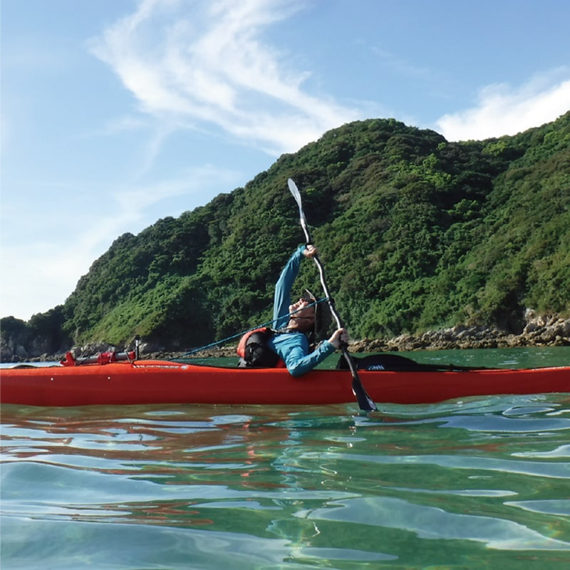 カヤックを楽しむ女性